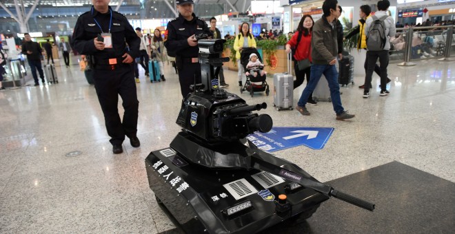 Robot de patrulla en una estación de tren en Shenzhen, China, el pasado lunes. REUTERS/Stringer