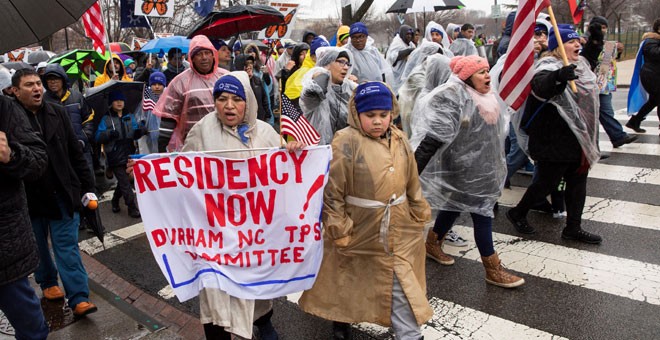 Protesta ante la Casa Blanca de residentes acogidos a un régimen de protección para reclamar su permanencia en Estados Unidos. / EFE