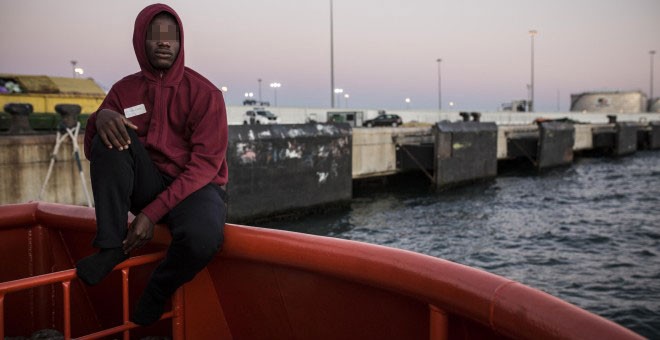 Abdoul Kalash, de 15 años y originario de Guinea Conakry, observa Algeciras desde el puerto, donde pasó durmiendo tres días seguidos tras ser rescatado en el Estrecho de Gibraltar cuando viajaba en una patera en julio de 2018. JAIRO VARGAS