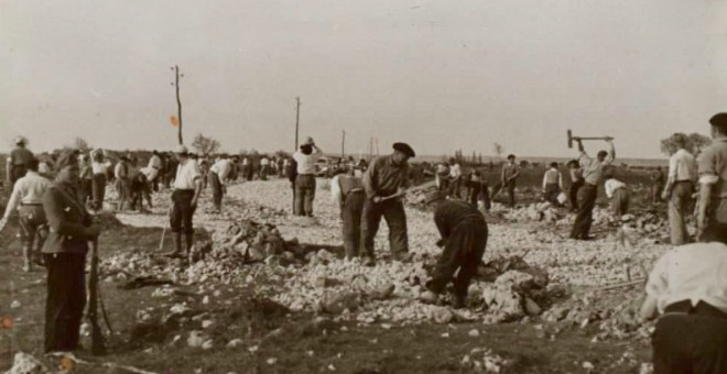 Prisioneros del campo de concentración de San Pedro de Cardeña (Burgos) trabajando en la construcción de una carretera cercana.- BIBLIOTECA NACIONAL DE ESPAÑA