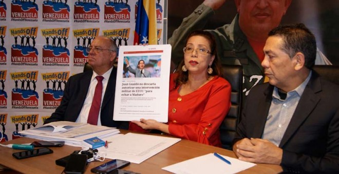 La vicepresidenta de la Asamblea Nacional Constituyente de Venezuela, Tania Díaz, flanqueada por el embajador venezolano en España y el viceministro de Comunicación. (EMBAJADA DE VENEZUELA)