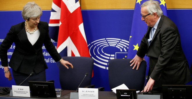 La primera ministra británica, Theresa May, y el presidente de la Comisión Europea, Jean-Claude Juncker, a su llegada a la rueda de prensa en Estrasburgo en la que explicaron su último acuerdo sobre el brexit. REUTERS/Vincent Kessler