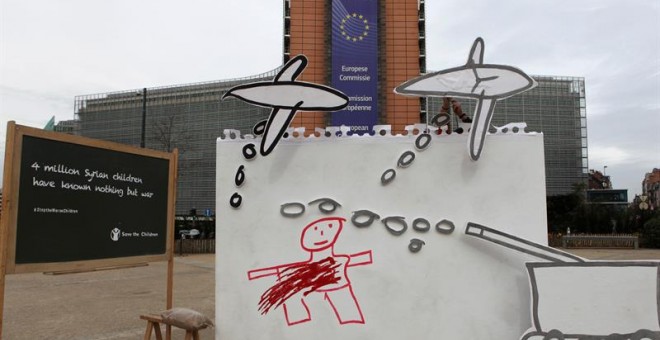 La ONG Save the Children instala frente a las instituciones de la Unión Europea un dibujo a gran escala de una niña./EFE