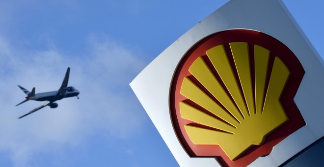 Un avión sobrevuela una estación de servicio de Shell en Londres. REUTERS/Toby Melville
