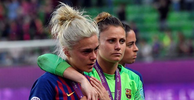 María León y Sandra Panos, tras la derrota del Barcelona ante el Olympique de Lyon en la Liga de Campeones femenina. / EFE