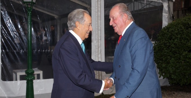 El rey Juan Carlos saluda a Juan Miguel Villar Mir en la apertura del curso 2016/2017 del Instituto Universitario de Investigación de la Fundación José Ortega y Gasset-Gregorio Marañón.