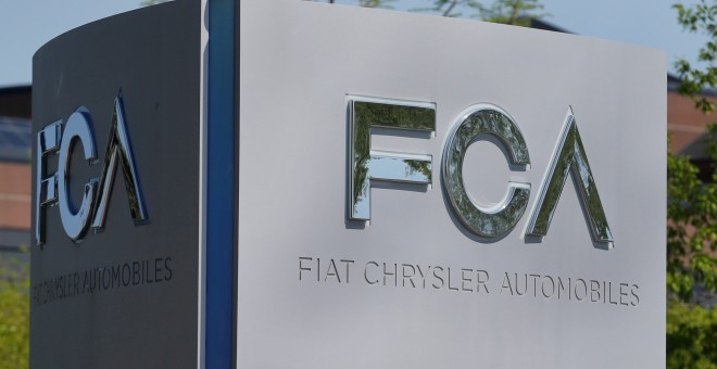 el logo de Fiat Chrysler (FCA, por sus siglas en inglés) en su sede en Auburn Hills (Michigan, EEUU). REUTERS/Rebecca Cook