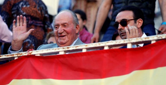 24/05/2019.- El rey emérito Juan Carlos (i) asiste junto al diestro Enrique Ponce (d) al undécimo festejo de la Feria de San Isidro, esta tarde en la Monumental de Las Ventas, en Madrid. EFE/Ballesteros