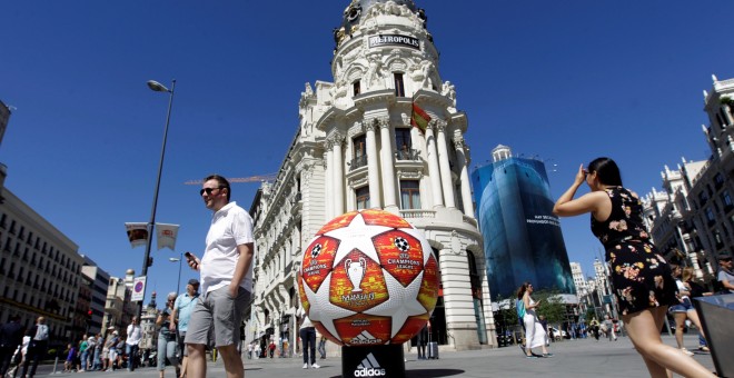 Vista de un balón publicitario de la Champions League en la Gran Vía. EFE/Carlos Pérez