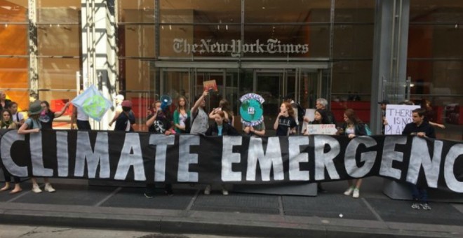 Los activistas de Extinction Rebellion protestan frente a la sede del 'New York Times'. TWITTER/@CivicNYC