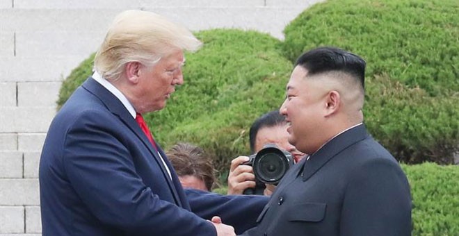 Donald Trump y Kim Jong-un se saludan en la frontera entre las dos Coreas. / EFE