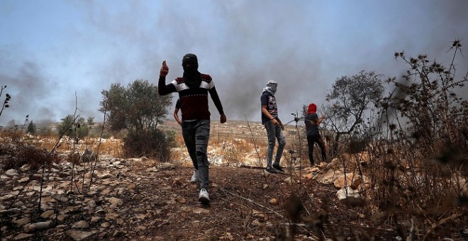 Manifestantes palestinos durante una protesta cerca del asentamiento judío de Qadomem. Reuters