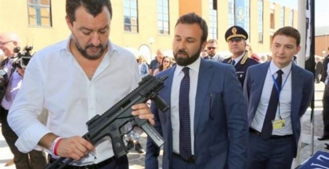 Matteo Salvini con una ametralladora. Europa Press