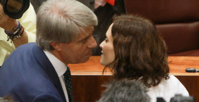Ángel Garrido besa a Isabel Díaz Ayuso en una imagen de archivo. EP