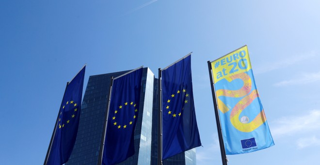 Banderas de la UE delante del edificio de la sede del BCE en Fráncfort. REUTERS/Ralph Orlowski