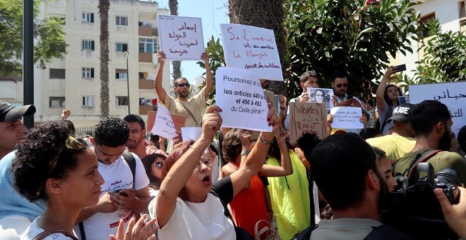 Varias personas protestan en solidaridad con la periodista Hajar Raissouni a las puertas del Tribunal de Primera Instancia de Rabat. - EFE