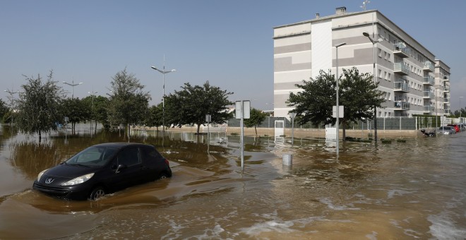 Un coche flota en el agua que ha inundado el municipio de Dolores, Alicante. (REUTERS/Susana Vera)