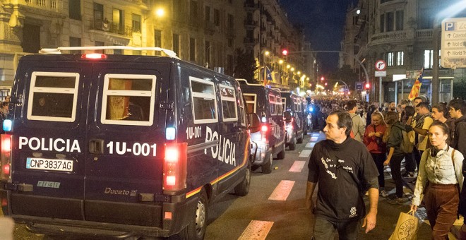 Las furgonetas de los antidisturbios de la Policía Nacional se retiran de Urquinaona, por Via Laietana, tras la pacificación de la revuelta. GUILLEM SANS