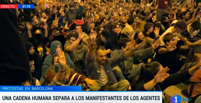 Captura del directo de TVE en el momento en que los pacifistas ocuparon Urquinaona y frenaron los disturbios en la noche del sábado, 19 de octubre.