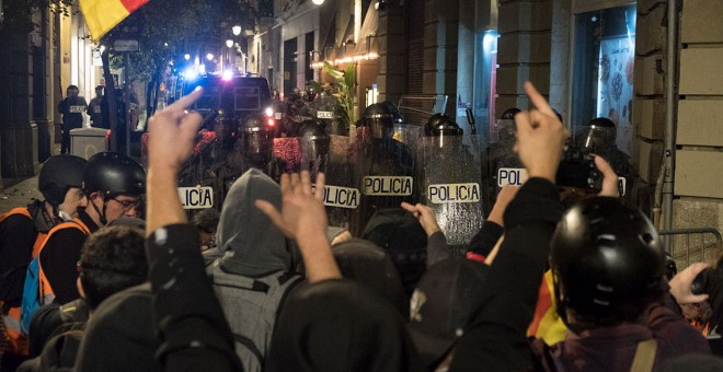 Jóvenes manifestantes desafían a la Policía junto a la Jefatura Superior de Barcelona. GUILLEM SANS