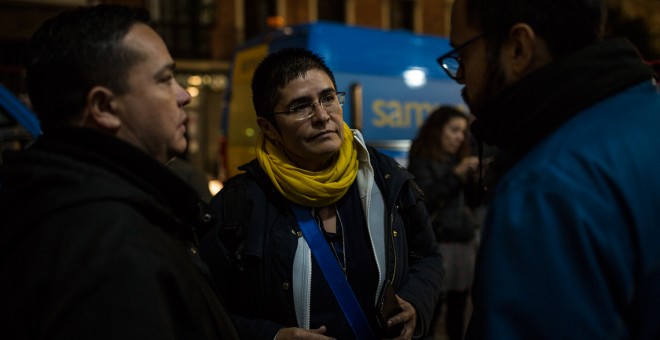 Marcela Pradenas, refugiada política chilena desde 1986, conversa con dos solicitantes de asilo venezolanos para informarle sobre las etapas del proceso y orientarles sobre los trámites.- JAIRO VARGAS