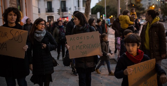Protesta de vecinos y vecinas contra la falta de respuesta institucional ante la desprotección de los solicitantes de asilo que llegan a Madrid.- JAIRO VARGAS