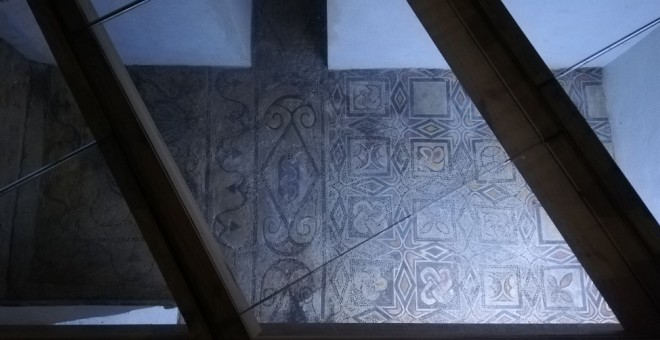 mosaico expuesto en la Mezquita y atribuido por el Cabildo a la supuesta basílica visigoda. A.M.