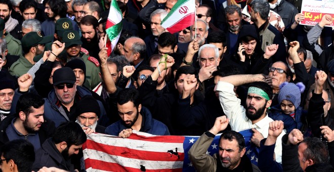 03/01/2020 - Los manifestantes protestan contra el asesinato del general iraní Qassem Soleimani, que murió en un ataque aéreo lanzado por EEUU en el aeropuerto de Bagdad, en Teherán, Irán. / Nazanin Tabatabaee (REUTERS)