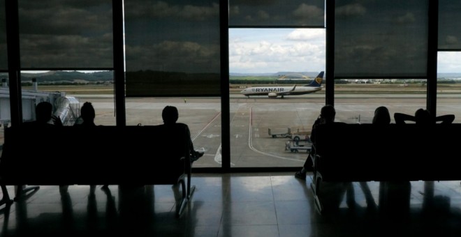 Pasajeros esperando su vuelo en el Aeropuerto de Madrid-Barajas Adolfo Suárez. AFP/Christof Stache