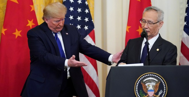 Trump y el artífice de la política económica de China, Liu He, durante la firma del acuerdo - Reuters