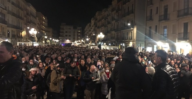 La plaça de la Font de Tarragona, plena de manifestants durant la protesta d'aquesta tarda contra la inseguretat que genera la indústria química. PLATAFORMA CEL NET