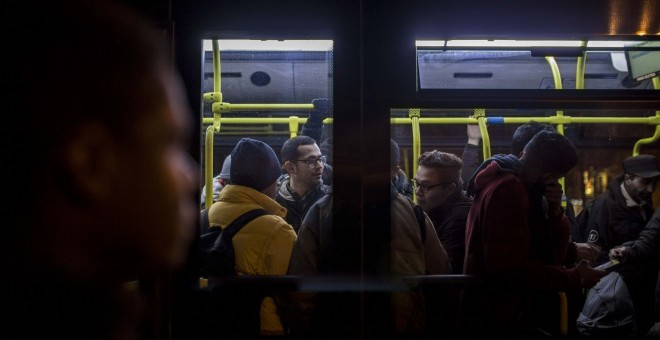 Un grupo de solicitantes de asilo, en el autobús que va hacia el albergue para personas sin hogar del Ayuntamiento de Madrid, tras más de una semana sin obtener plaza.- JAIRO VARGAS