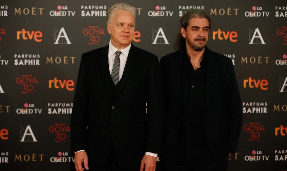 Una de las atracciones de la gala de los Goya es la presencia del actor Tim Robbins, ganador de un Oscar, que está nominado como mejor secundario en la película 'Un día perfecto', que ha dirigido el de la derecha, Fernando León de Aranoa. / J. M. (EFE)