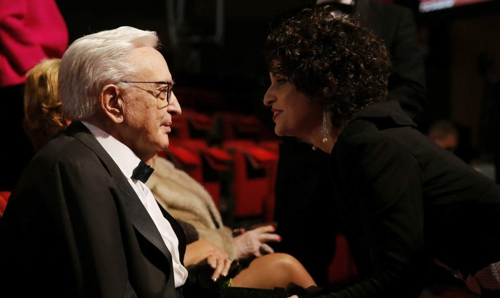 El director y productor Mariano Ozores, que recibirá el Goya de Honor, conversa con su sobrina, la actriz Adriana Ozores. / BALLESTEROS (EFE)