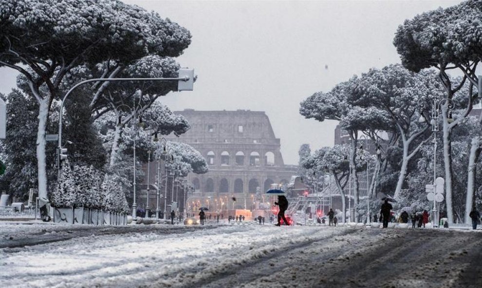Una intensa nevada deja Roma cubierta de blanco. / EFE