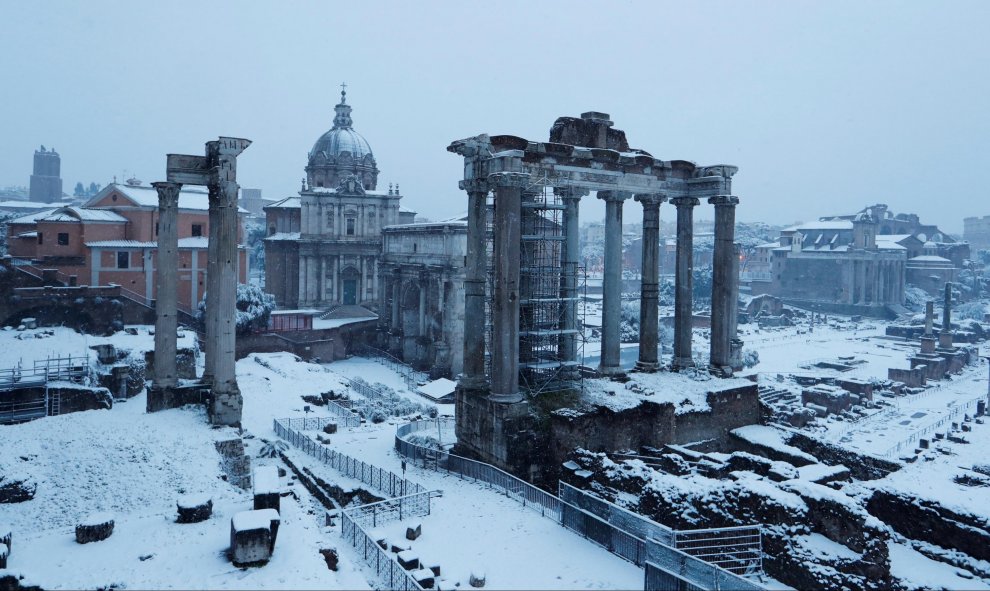 La nieve tiñe de blanco el Foro Imperial de Roma. / Reuters