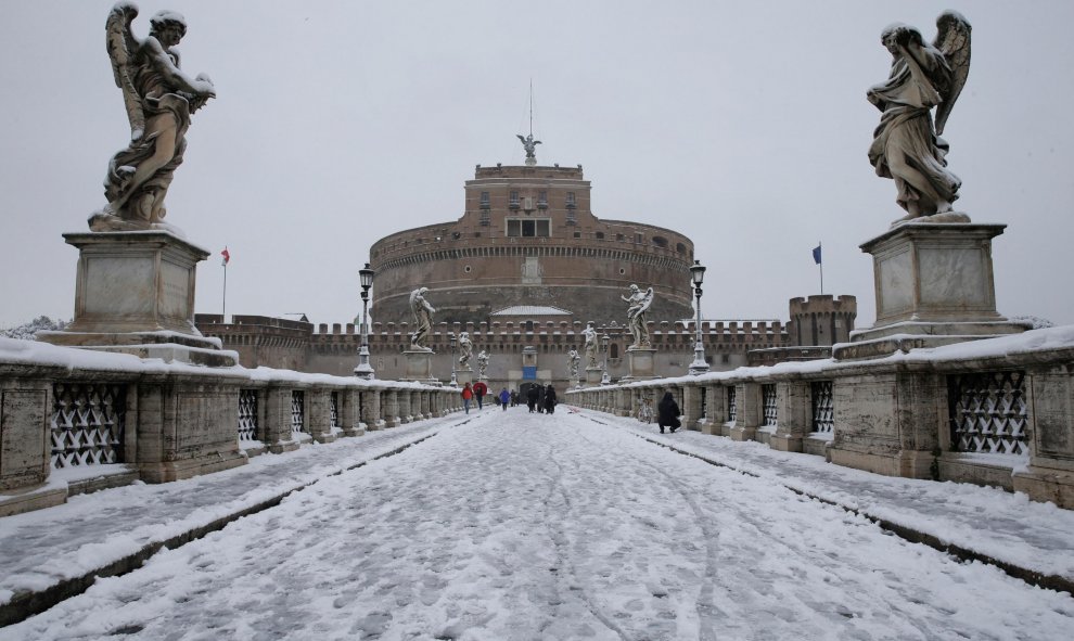 Vista única del Castillo de Sant Angelo nevado. / Reuters