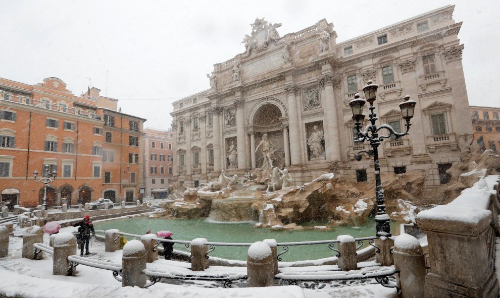 Las temperaturas de hasta 10 bajo cero en todo el país dejan imágenes como la de la Fontana di Trevi cubierta de nieve. / Reuters