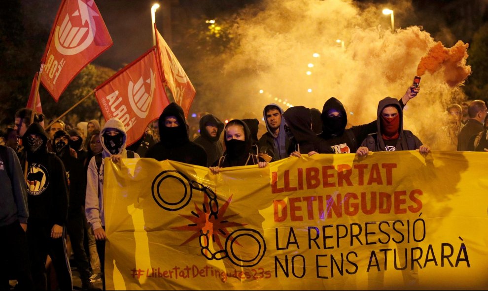 Manifestantes sostienen una pancarta en la que se lee "La represión no nos dentendrá" durante las protestas del 1-O, en Girona. REUTERS/Albert Gea