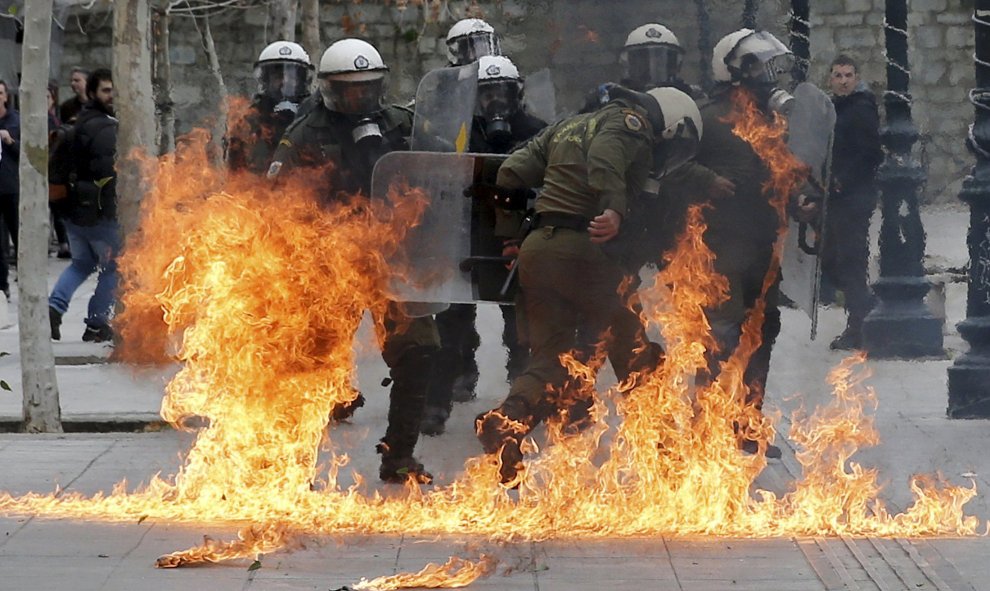 Los antidisturbios reaccionan a los cócteles molotov que fueron lanzados por jóvenes enmascarados en la plaza Syntagma durante una huelga general de 24 horas contra la reforma de las pensiones en Atenas, Grecia, 4 de febrero de 2016. REUTERS / Alkis Konst