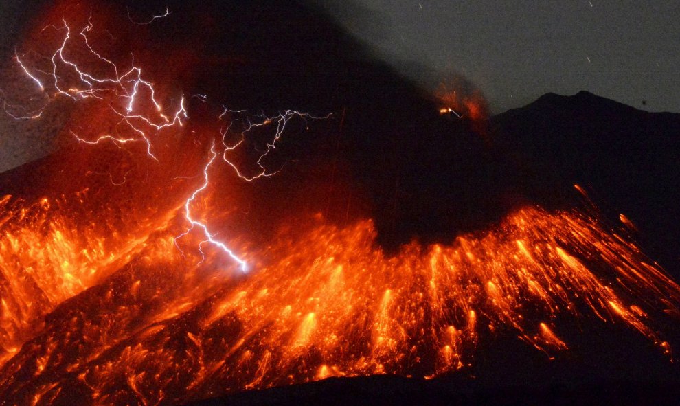 Un rayo se ve sobre una erupción del volcán del Monte Sakurajima, desde la ciudad Tarumizu, al suroeste de Japón. REUTERS/Kyodo