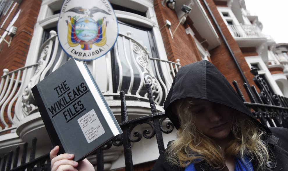 Una joven pide justicia para el fundador de Wikileaks, Julien Assange, durante una protesta ante la Embajada de Ecuador en Londres. EFE/Facundo Arrizabalaga