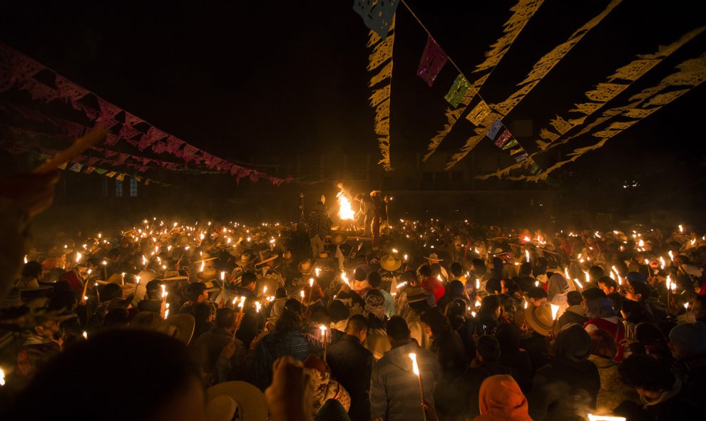 Miembros de la etnia purépecha durante la celebración 'Fuego Nuevo' en Arantepacua, en el estado de Michoacán, México. AFP PHOTO/ENRIQUE CASTRO