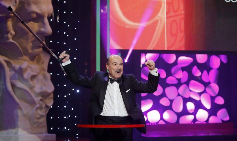 El presidente de la Academia de Cine, Antonio Resines, convaleciente de una lesión pronunció un discurso trufado de humor. / BALLESTEROS (EFE)