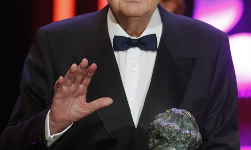 El actor, productor y director Mariano Ozores recibe el Goya de Honor durante la ceremonia de la 30 edición de los Premios Goya, que entrega la Academia de Cine, celebrada esta noche en el Hotel Auditorium de Madrid. EFE