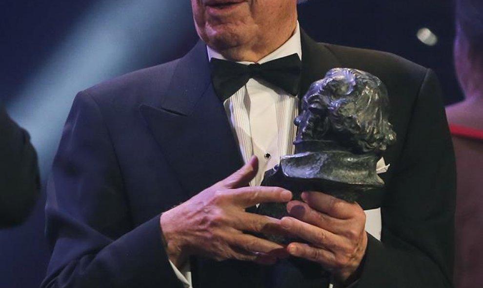 El escritor peruano, Mario Vargas Llosa, durante la ceremonia de la 30 edición de los Premios Goya, que entrega la Academia de Cine, celebrada esta noche en el Hotel Auditorium de Madrid. EFE/Ballesteros.