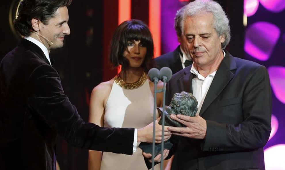 - El productor Andrés Santana (d) recibe de manos del actor Juan Diego Botto, el Goya a la "Mejor dirección de producción" por su trabajo en "Nadie quiere la noche", durante la ceremonia de la 30 edición de los Premios Goya, que entrega la Academia de Cin