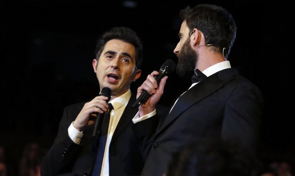 Los actores y humoristas Dani Rovira (d) y Berto Romero, durante la gala la ceremonia de la 30 edición de los Premios Goya, que entrega la Academia de Cine, esta noche en el Hotel Auditorium de Madrid. EFE/Ballesteros.