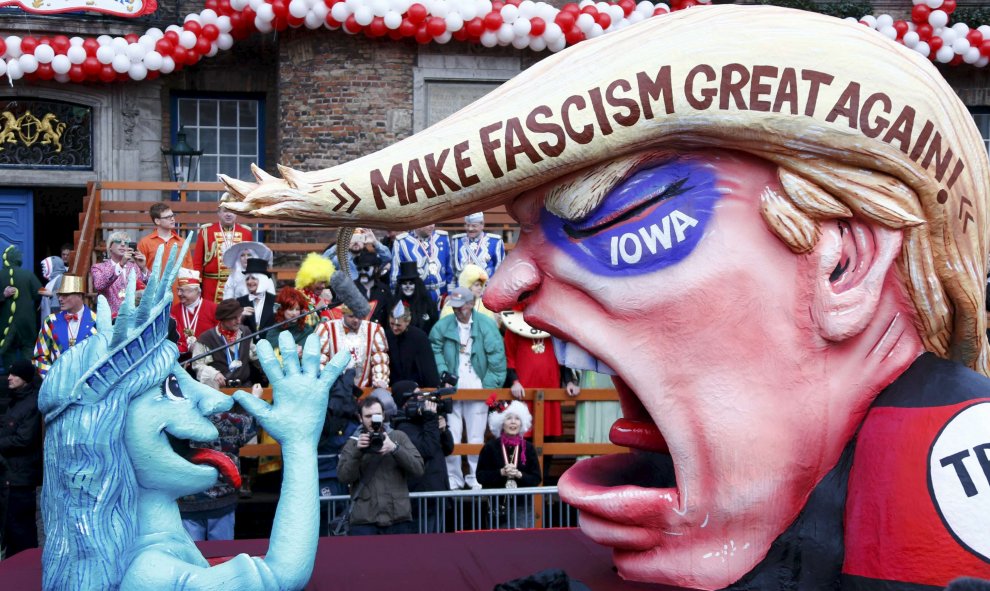 Caricatura de papel maché del candidato presidencial republicano de EEUU Donald Trump en el desfile 'Rosenmontag'  en Dusseldorf, Alemania. REUTERS/Ralph Orlowski