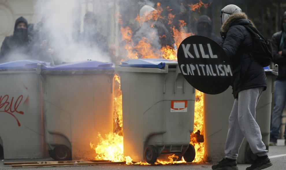 Varios manifestantes enmascarados queman contenedores de basura durante una manifestación en contra de la reforma laboral francesa en Nantes, Francia. REUTERS / Stephane Mahe